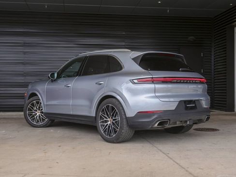 Certified 2025 Porsche Cayenne image 3