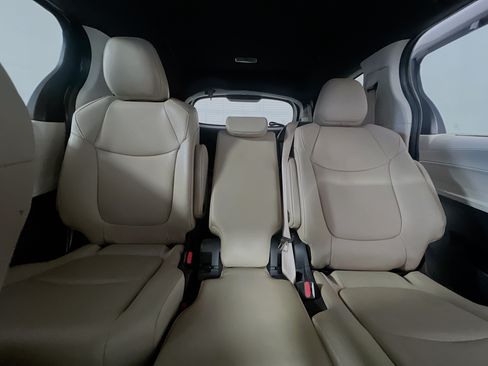 Used 2023 Toyota Sienna XLE FWD image 32