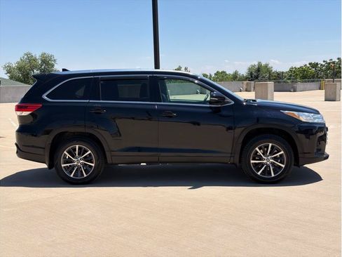 Used 2019 Toyota Highlander XLE AWD/4WD image 9