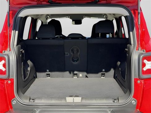 Used 2018 Jeep Renegade Latitude w/ Popular Equipment Group image 27