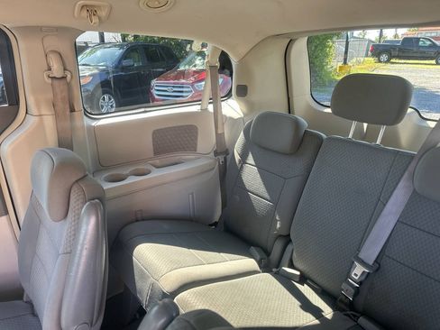 Used 2010 Chrysler Town & Country Touring FWD image 18