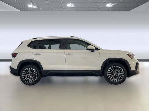 New 2026 Volkswagen Taos SE image 8