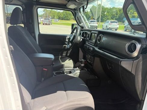 Used 2019 Jeep Wrangler Unlimited Sahara AWD/4WD image 18