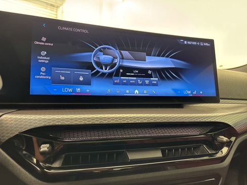 Used 2025 BMW 430i Coupe w/ M Sport Package image 25