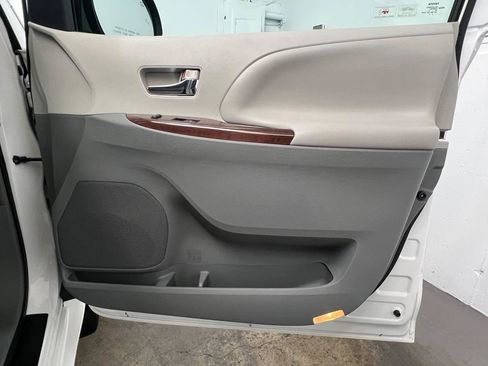 Used 2014 Toyota Sienna XLE w/ Entertainment Package AWD/4WD image 11