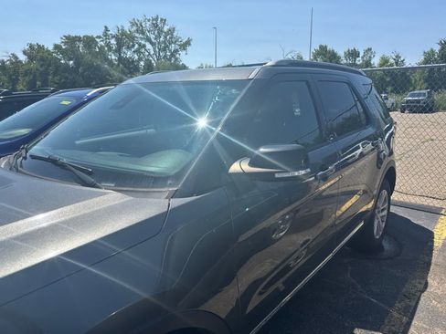 Used 2018 Ford Explorer XLT w/ Equipment Group 201A AWD/4WD image 17