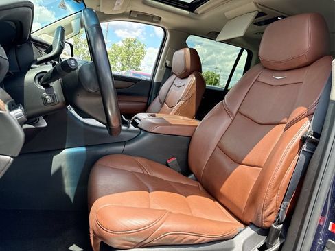 Used 2018 Cadillac Escalade Luxury AWD/4WD image 11