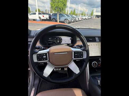 Used 2024 Land Rover Discovery Metropolitan Edition AWD/4WD image 11