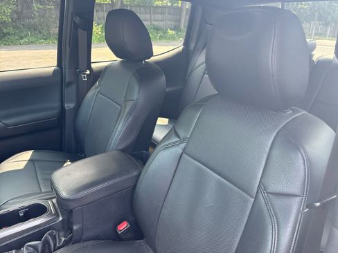 Used 2020 Toyota Tacoma TRD Off-Road w/ Technology Package AWD/4WD image 8
