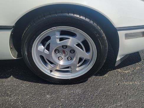 Used 1990 Chevrolet Corvette Coupe RWD image 10