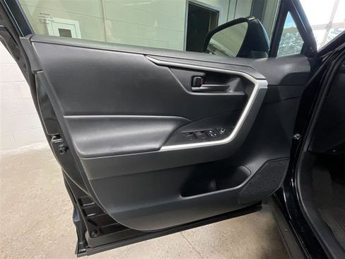 Used 2021 Toyota RAV4 LE AWD/4WD image 10