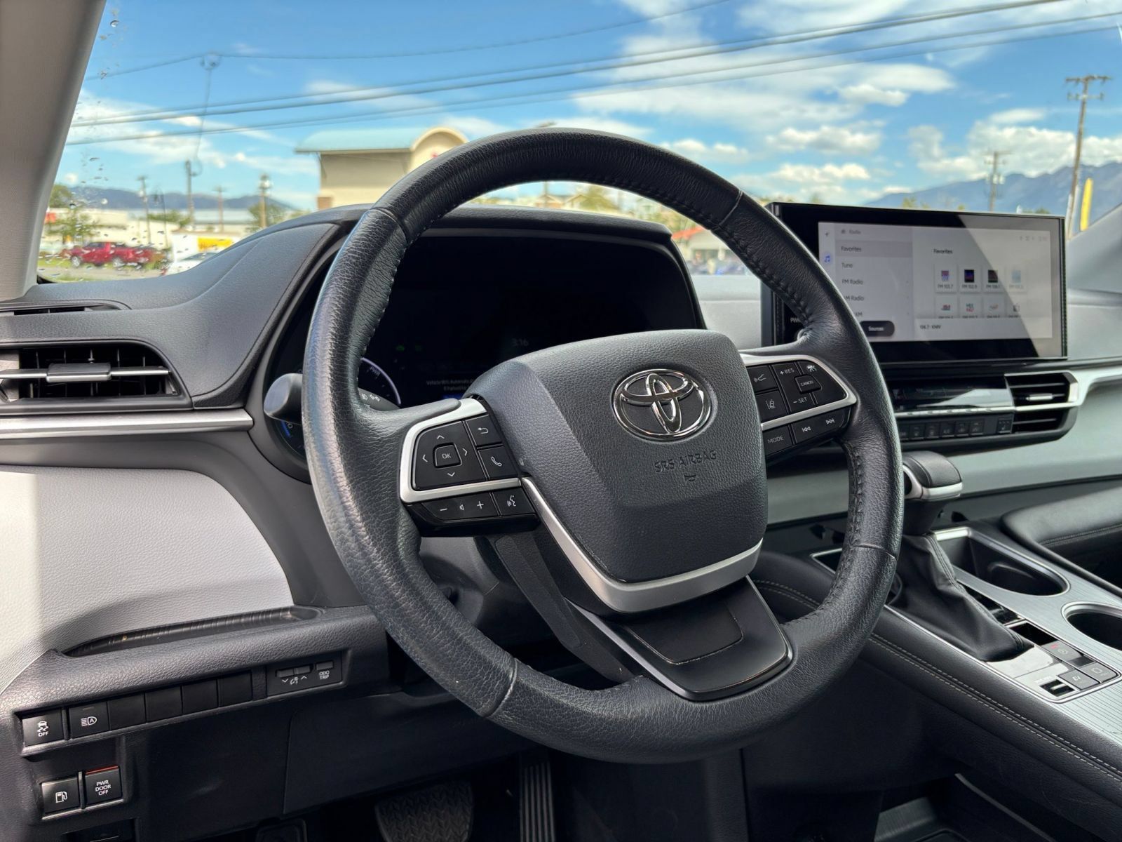 Used 2025 Toyota Sienna XLE FWD image 36