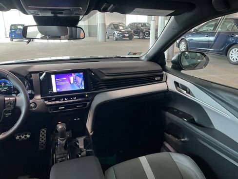 Used 2025 Toyota Camry SE AWD/4WD image 37