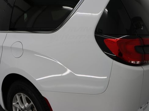 Used 2024 Chrysler Pacifica Touring-L FWD image 29