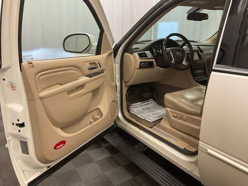Used 2013 Cadillac Escalade ESV Premium AWD/4WD image 4