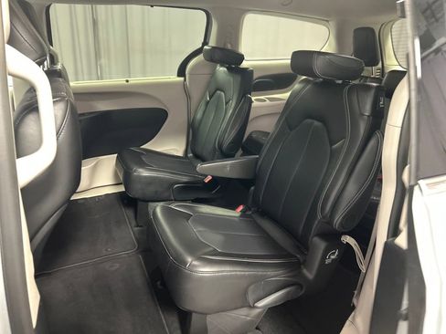 Used 2024 Chrysler Pacifica Touring-L image 23
