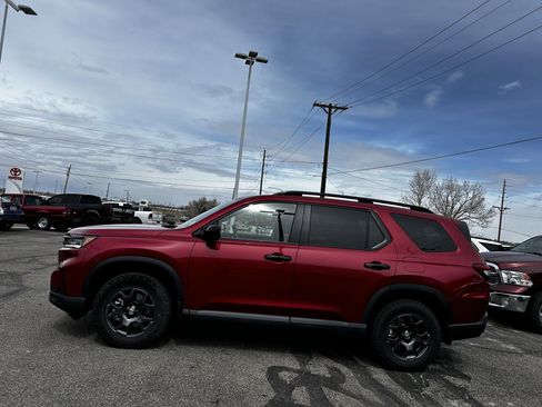 Used 2025 Honda Pilot TrailSport image 2