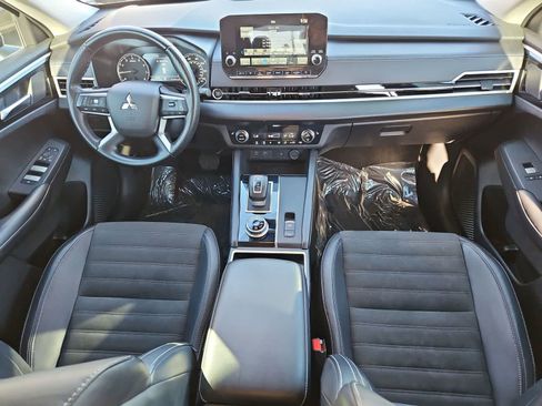 Used 2024 Mitsubishi Outlander SE image 17