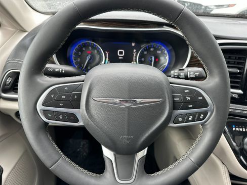 Used 2023 Chrysler Pacifica Limited FWD image 24