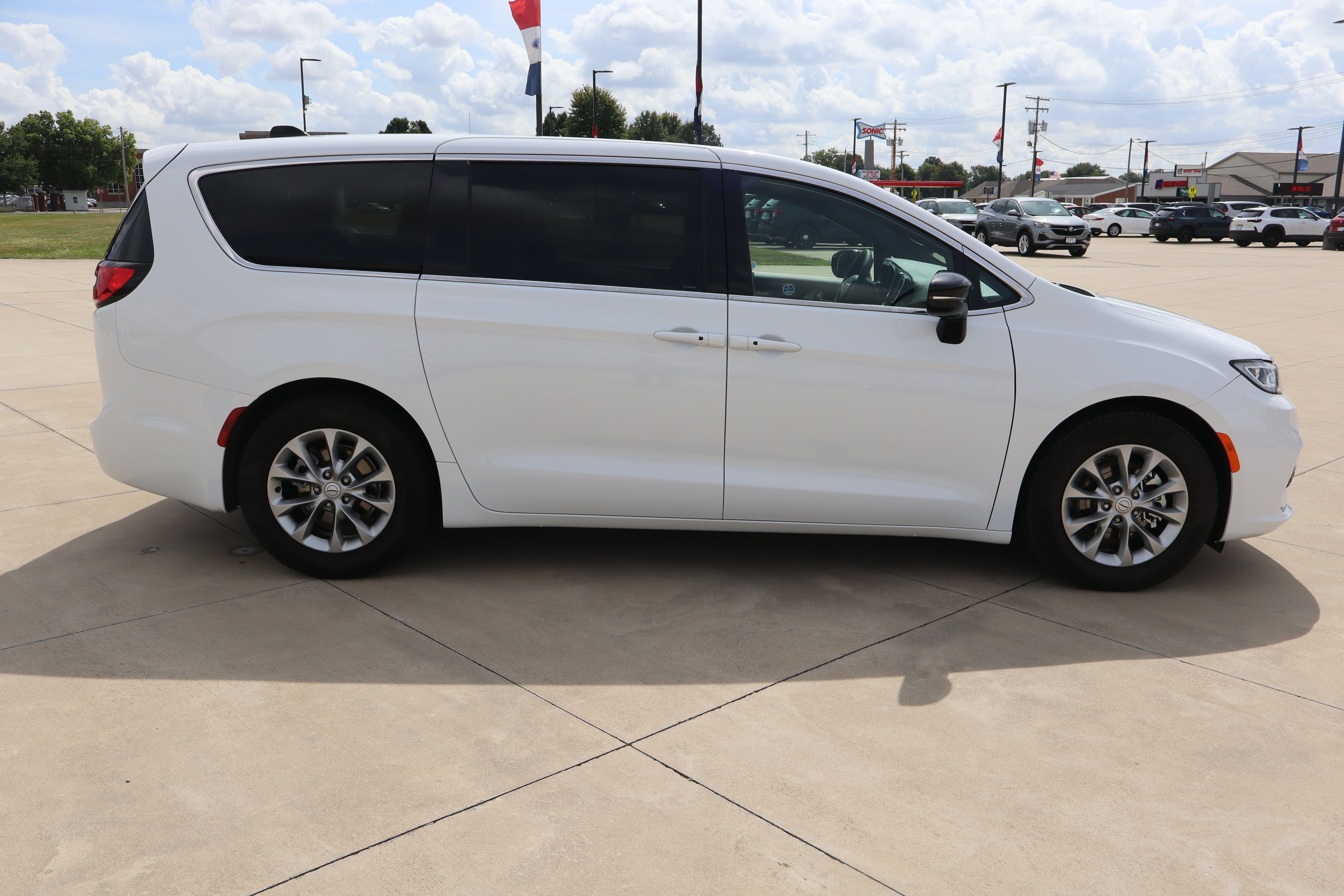 Used 2026 Chrysler Pacifica Limited FWD image 4