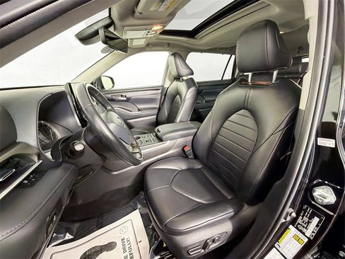 Used 2022 Toyota Highlander XLE image 18