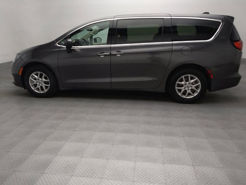 Used 2023 Chrysler Voyager LX FWD image 3