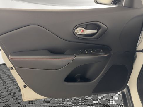 Used 2019 Jeep Cherokee Trailhawk image 14