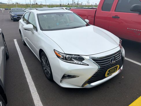 Used 2017 Lexus ES 300h w/ Luxury Package image 2