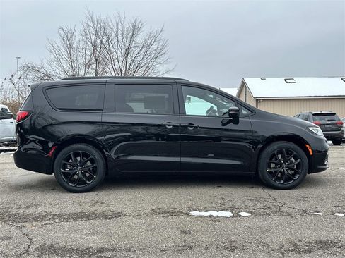 New 2026 Chrysler Pacifica Select image 2