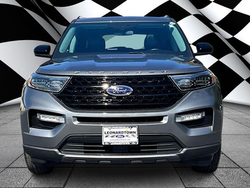 Used 2022 Ford Explorer XLT w/ Equipment Group 202A image 3
