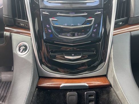 Used 2020 Cadillac Escalade Premium Luxury image 31