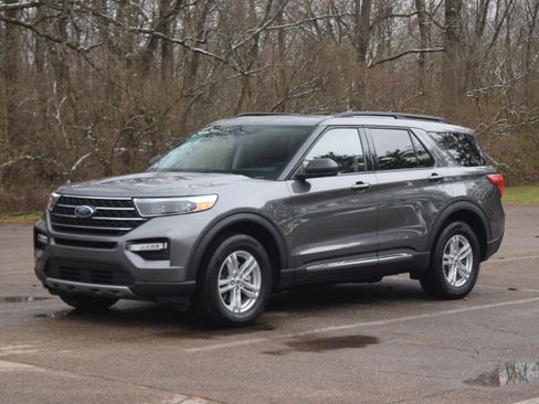 Used 2022 Ford Explorer XLT w/ Equipment Group 202A image 24