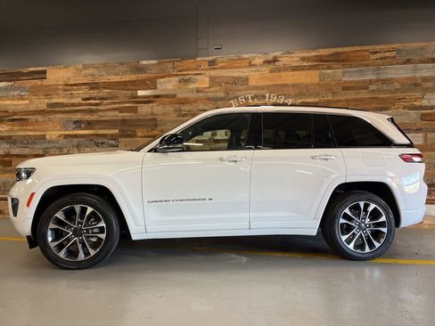 Used 2022 Jeep Grand Cherokee Overland w/ Luxury Tech Group IV AWD/4WD image 18