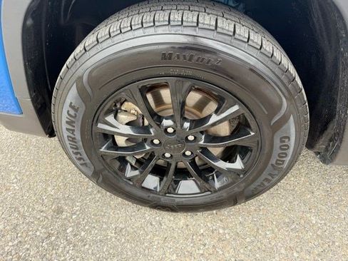 Used 2023 Jeep Cherokee Altitude Lux image 10