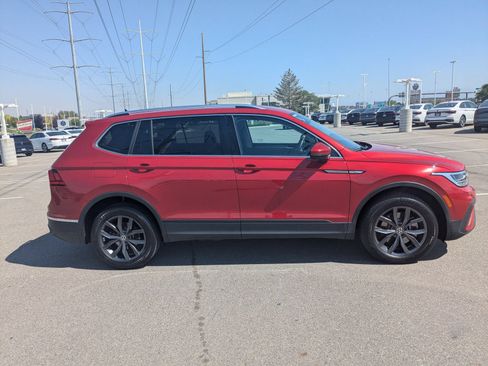 Used 2024 Volkswagen Tiguan SE AWD/4WD image 2