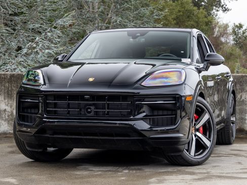 New 2025 Porsche Cayenne GTS image 1