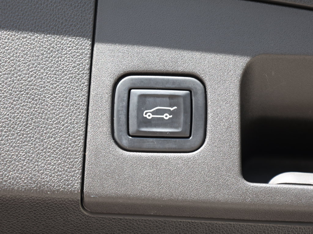 Used 2023 Cadillac XT4 Premium Luxury w/ Enhanced Visibility Package FWD image 9