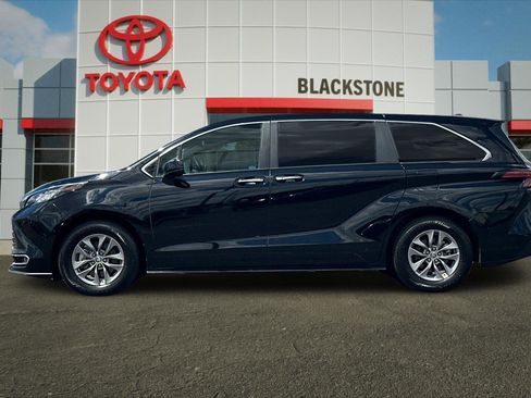 Certified 2022 Toyota Sienna XLE AWD/4WD image 6