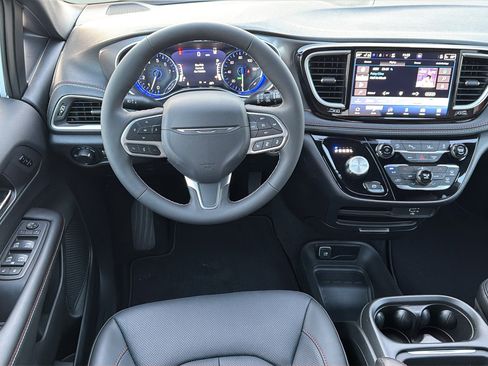 New 2027 Chrysler Pacifica Select FWD image 17