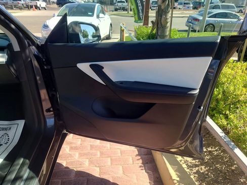Used 2020 Tesla Model Y Long Range image 12