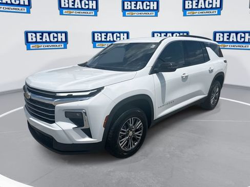 Used 2025 Chevrolet Traverse LT FWD image 1