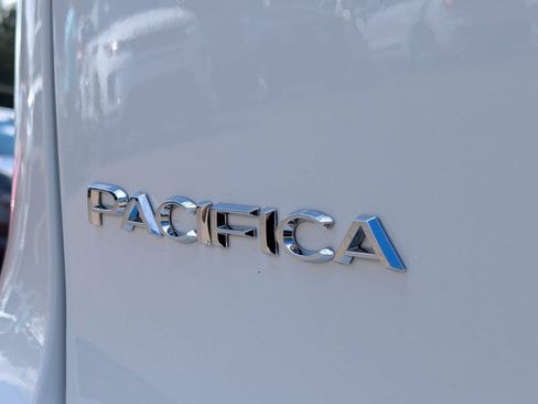 Used 2023 Chrysler Pacifica Touring-L FWD image 35