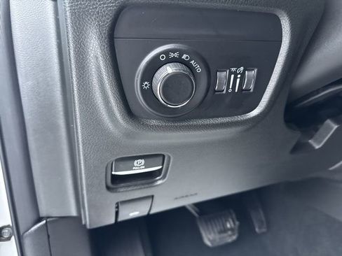 Certified 2025 Jeep Grand Cherokee Laredo w/ Luxury Tech Group I image 13