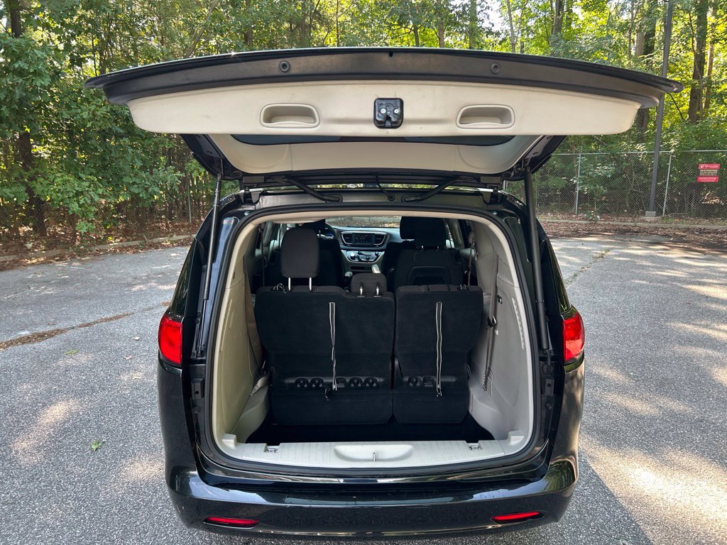 Used 2022 Chrysler Voyager LX FWD image 29