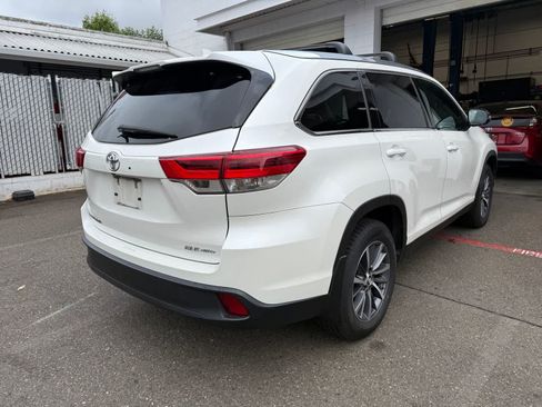 Used 2019 Toyota Highlander XLE AWD/4WD image 3