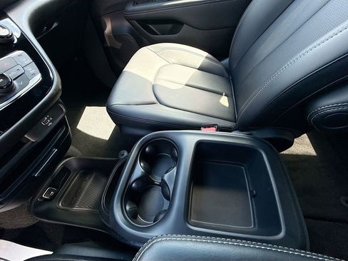 Used 2026 Chrysler Pacifica Select image 24
