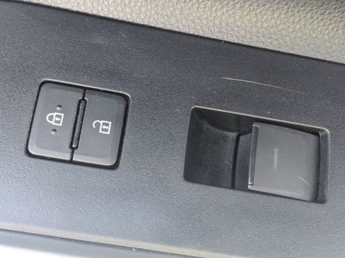 Certified 2025 Toyota Highlander XLE FWD image 32