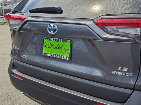 Used 2019 Toyota RAV4 LE w/ Carpet Mat Package AWD/4WD image 13