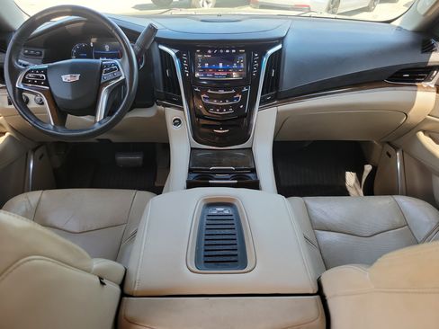 Used 2018 Cadillac Escalade ESV Luxury AWD/4WD image 13