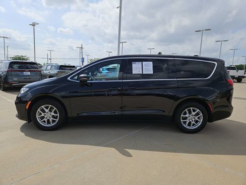 Used 2024 Chrysler Pacifica Touring FWD image 4